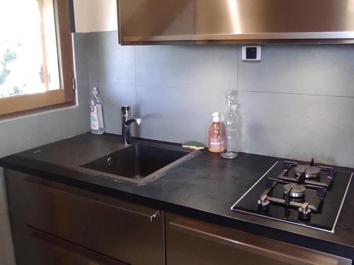Cucina o angolo cottura di Chalet montagnard confortable à Super Besse avec grand terrain et parking privé - FR-1-814-139