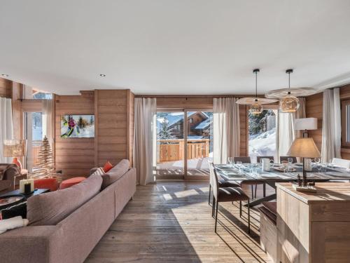 - un salon avec un canapé et une table à manger dans l'établissement Méribel, Duplex 12 pers, Proche centre, WIFI - FR-1-565-132, à Les Allues