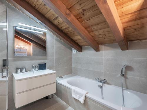une salle de bain avec une baignoire et un lavabo dans l'établissement Méribel, Duplex 12 pers, Proche centre, WIFI - FR-1-565-132, à Les Allues
