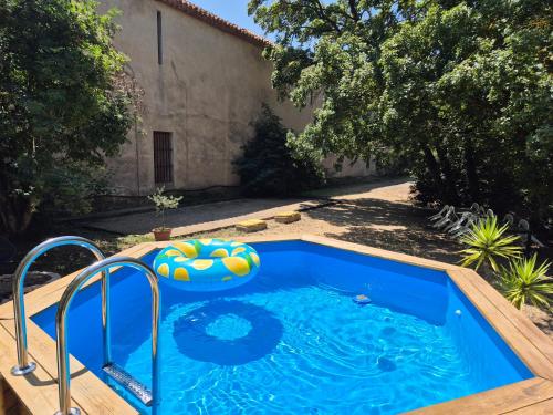 - une petite piscine gonflable dans l'établissement La Maison du Régisseur Gîte 10 personnes, à Narbonne