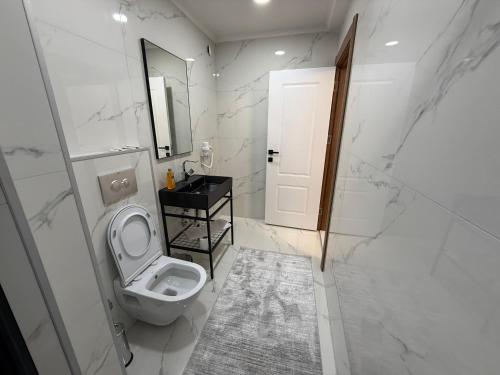 Bilik mandi di Güven Palace Suites
