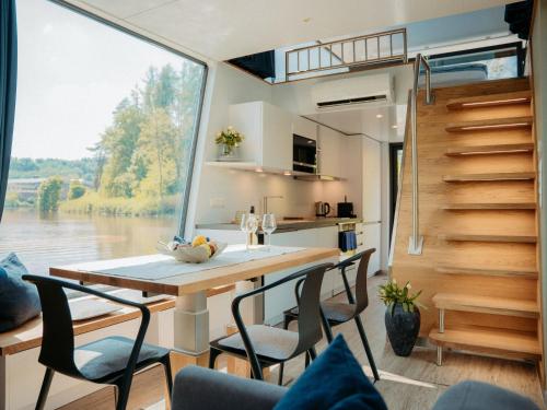 Posezení v ubytování Holiday Home Floating Home-Hausboot in Merzig liegend by Interhome