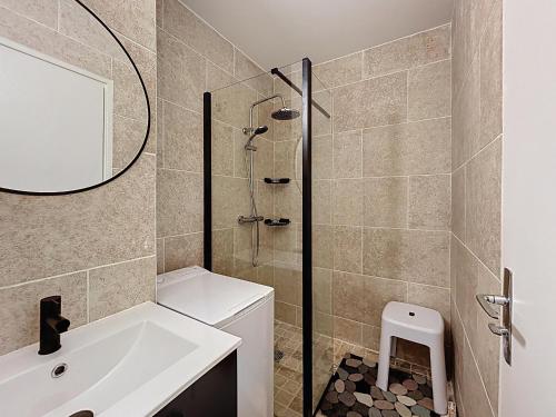 une salle de bain avec une douche, des toilettes et un lavabo dans l'établissement Appartement sur plage avec parking privé pour 4 pers - FR-1-715-107, à Mauguio