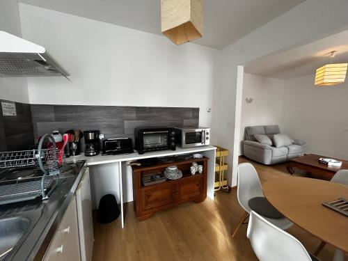 une petite cuisine avec une table et une salle à manger dans l'établissement Appartement T2 au centre de La Roche-Posay avec WIFI - FR-1-541-177, à La Roche-Posay