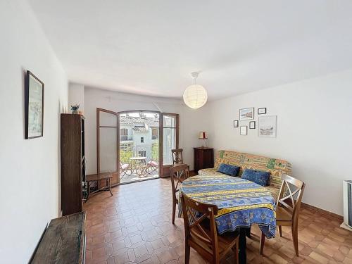 un salon avec une table et un canapé dans l'établissement Appartement familial près de la plage avec parking - FR-1-770-54, à Saint-Cyr-sur-Mer