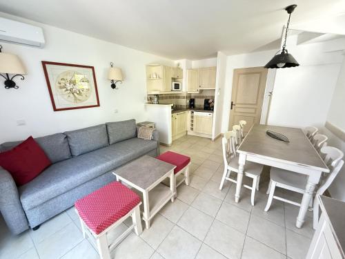 un salon avec un canapé et une table dans l'établissement Maison en Provence avec Piscine et Climatisation - FR-1-658-36, à Mallemort