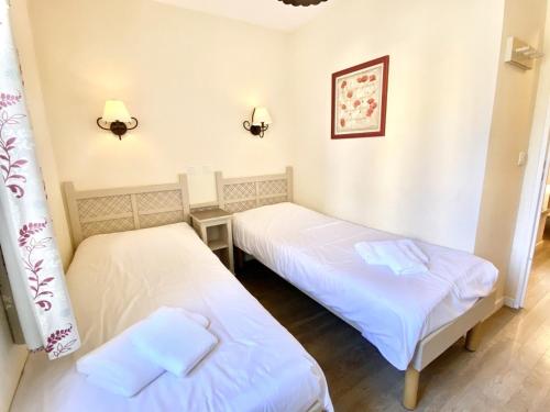 deux lits dans une petite pièce avec des draps blancs dans l'établissement Maison en Provence avec Piscine et Climatisation - FR-1-658-36, à Mallemort