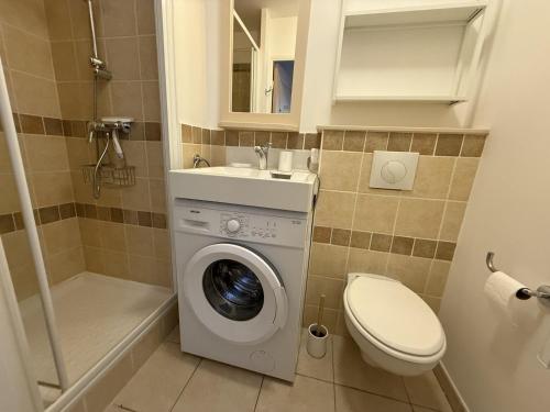 une salle de bain avec une machine à laver et un lavabo dans l'établissement Maison en Provence avec Piscine et Climatisation - FR-1-658-36, à Mallemort