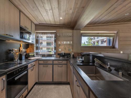 Photo de la galerie de l'établissement Chalet luxueux 5 chambres sur les pistes à Courchevel 1850 - FR-1-564-126, à Courchevel