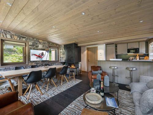 Photo de la galerie de l'établissement Chalet luxueux 5 chambres sur les pistes à Courchevel 1850 - FR-1-564-126, à Courchevel