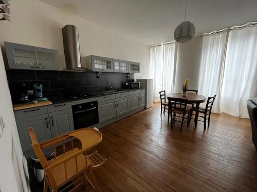 Kuchyň nebo kuchyňský kout v ubytování La Villa Louana charme de l'ancien en cœur de ville