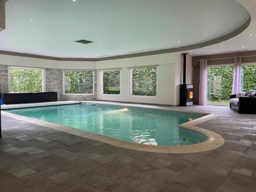 - une grande piscine dans le salon dans l'établissement Villa avec piscine privée interieure chauffée, à Monchy-Breton