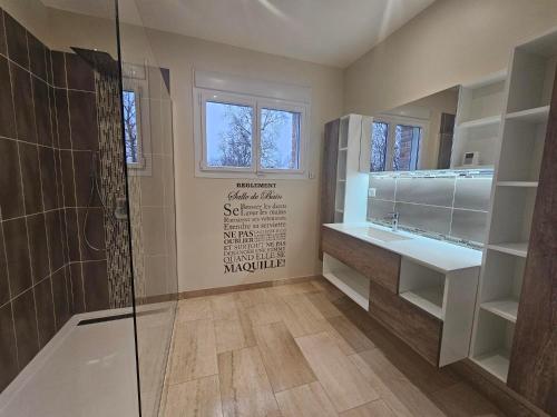 une salle de bain avec douche et lavabo dans l'établissement Villa avec piscine privée interieure chauffée, à Monchy-Breton