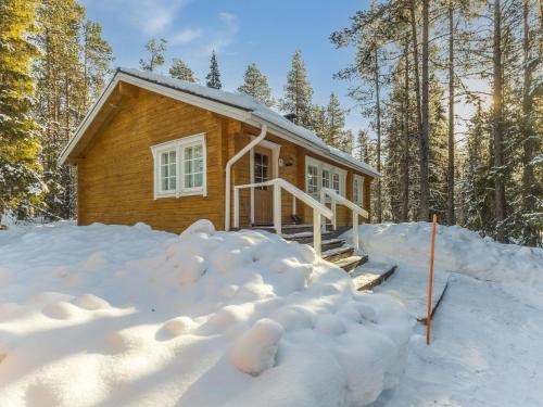 Eine Hütte im Wald mit Schnee drum herum in der Unterkunft Holiday Home Jerisrannantie 7 by Interhome in Rauhala