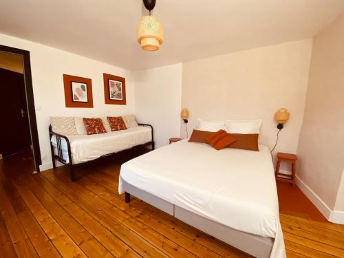 une chambre avec deux lits dans une pièce dans l'établissement La P'tite Maison Vaudon, à Avize