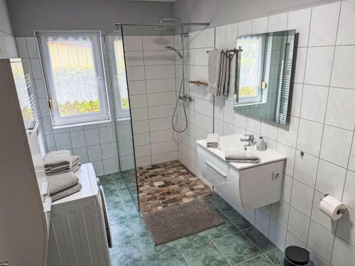 Bilik mandi di Holiday Home Henry by Interhome