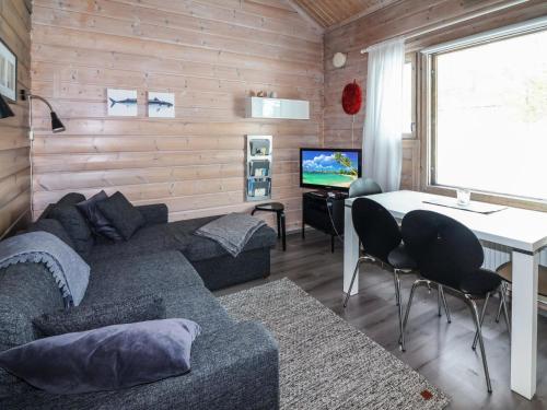 TV a/nebo společenská místnost v ubytování Holiday Home Lähikaltio 330 by Interhome