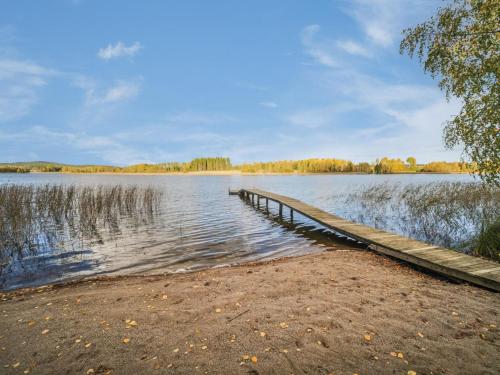 un quai sur la rive d'un lac dans l'établissement Holiday Home Villa tintinmaja by Interhome, à Jyväskylä