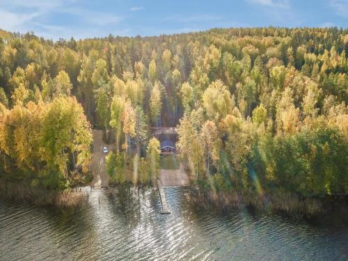 une vue aérienne sur un lac avec des arbres et un pont dans l'établissement Holiday Home Villa tintinmaja by Interhome, à Jyväskylä