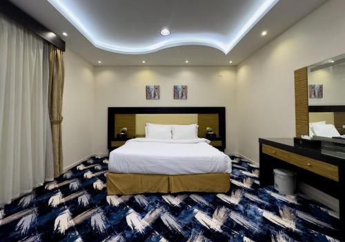 a hotel room with a bed and a television at أبهى حياه للشقق المخدومة - إقتصادي in Abha
