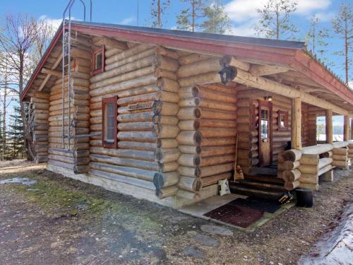 Blockhaus mit Veranda und Tür in der Unterkunft Holiday Home Metsäneuvos by Interhome in Eno