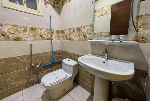 une salle de bains avec toilettes et lavabo dans l'établissement أبهى حياه للشقق المخدومة, à Abha
