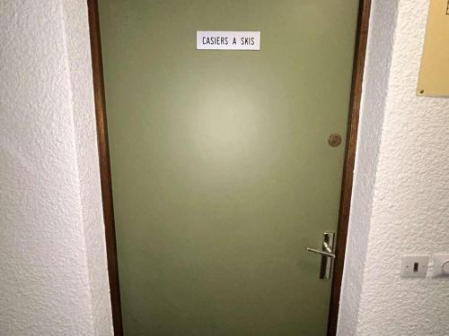 une porte avec un panneau indiquant sortie et sidx dans l'établissement Studio confortable avec balcon, proche des pistes - 2 couchages à Demi-Quartier - FR-1-597-18, à Demi-Quartier