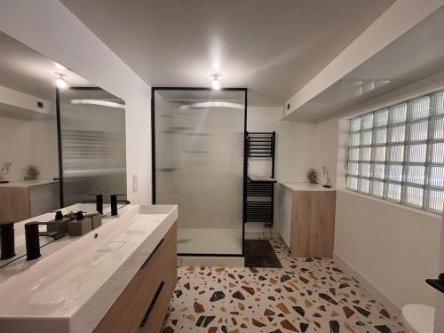 Photo de la galerie de l'établissement Appart Duplex Quai Brazza avec Terrace et Parking, à Bordeaux