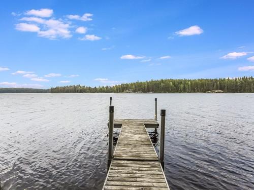 ein Dock in der Mitte eines Wasserkörpers in der Unterkunft Holiday Home Villa niemelänranta by Interhome in Puumala