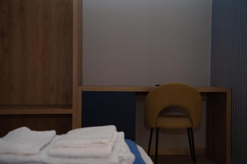 a room with a desk and a chair and a bed at Aurooms in Cinisi