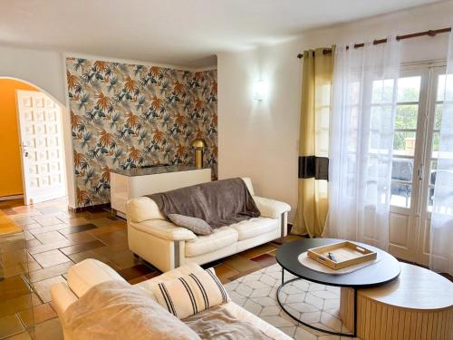 un salon avec un canapé et une table dans l'établissement Villa NAOMI piscine chauffée à 100 m de la plage, à Olmeto