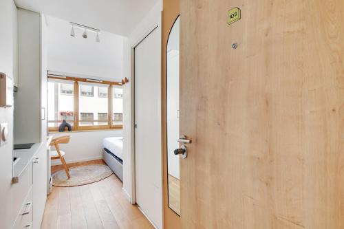 - une porte en bois dans une chambre dans l'établissement Résidence Arc de Triomphe, à Paris
