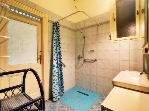 un bagno con doccia e lavandino di BeBudgetRooms a Budapest