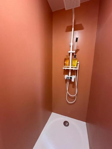 a bathroom with a light on the wall at LE LOVE-ROOM, Jacuzzi, Hyper-centre in Mâcon