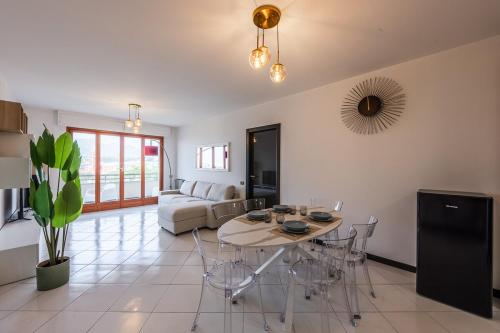 a living room with a table and chairs at Private Parking - Sea View - Terrace - AC in Lavagna
