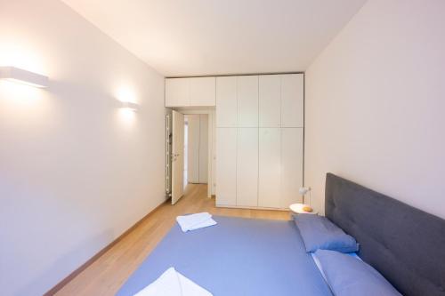 Overlooking The Lake Como Apartmentsにあるベッド