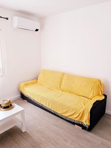 - un lit avec une couverture jaune dans l'établissement L'espadon du port, air conditioning, terrace, sea, 5 people, à Port-la-Nouvelle