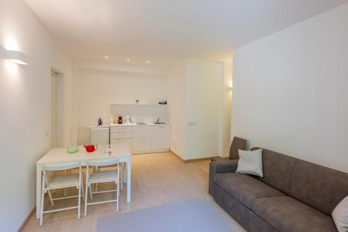 Overlooking The Lake Como Apartmentsにあるキッチンまたは簡易キッチン