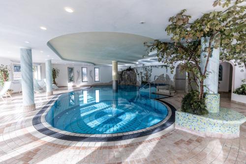 San Nicolo d'EgaにあるHotel Oberlehenhofのホテルのロビーにある大きなプール
