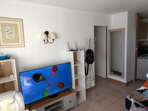 Il comprend un salon doté d'une télévision à écran plat. dans l'établissement Magnifique bord de mer 3 chambres, au Cap d'Agde