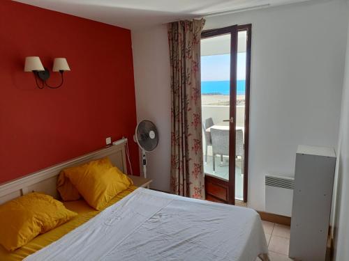 une chambre avec un lit et une fenêtre avec vue dans l'établissement Magnifique bord de mer 3 chambres, au Cap d'Agde