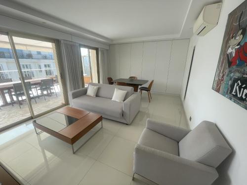 un salon avec deux canapés et une table dans l'établissement Apt Cannes Centre - Proche des Plages et du Palais des festivals - Climatisation - Parking privée, à Cannes