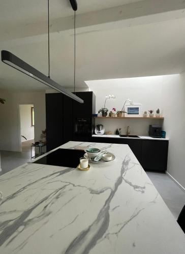 une cuisine avec un comptoir en marbre dans une pièce dans l'établissement Chambres d’hôtes au calme, proche de la mer, à Saint-Nazaire