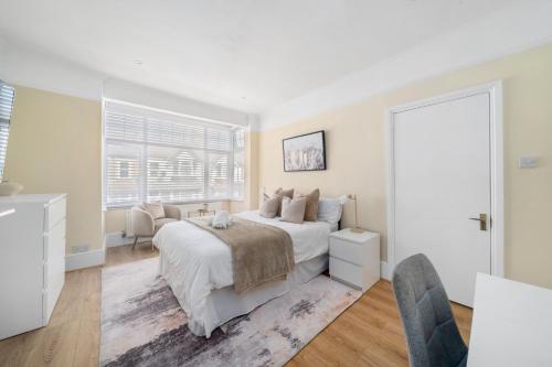 Ένα ή περισσότερα κρεβάτια σε δωμάτιο στο Stylish Modern 3 Bedroom Home with Garden