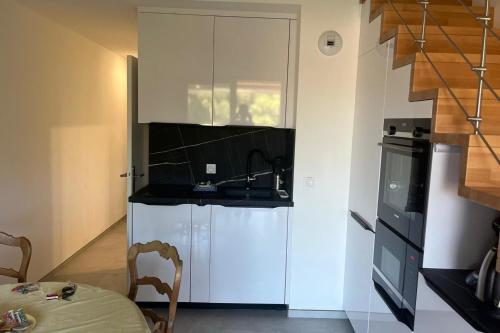 una cocina con fregadero y encimera en Renovated 1 bedroom apartment near sea, en Saint-Raphaël