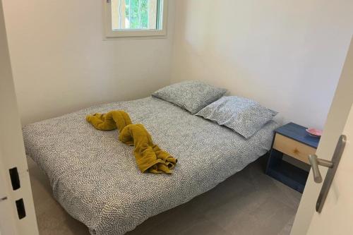 Un animal de peluche está acostado en una cama en Renovated 1 bedroom apartment near sea, en Saint-Raphaël
