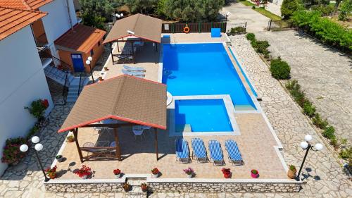 Bazén v ubytování Amarandos Inn -2025renovated nebo v jeho okolí