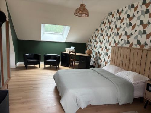 une chambre avec un lit, un bureau et des chaises dans l'établissement Maison de Campagne, à Saint-Mars-dʼOutillé