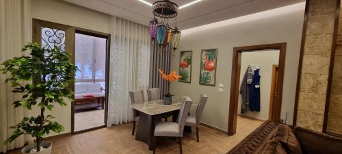 a dining room with a table and chairs at Maison des Couleurs in Aley
