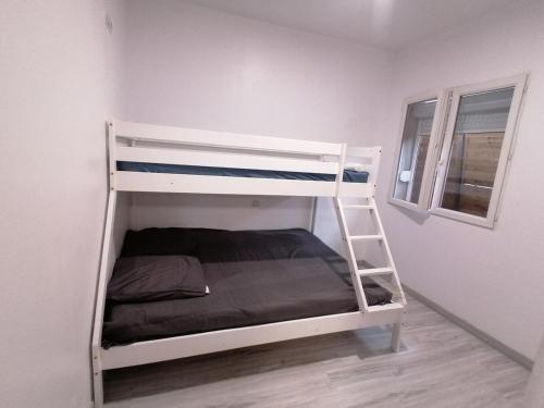 - un lit superposé blanc dans un dortoir avec une échelle dans l'établissement Escapade en Famille proche de la mer, à Saint-Laurent-de-la-Salanque